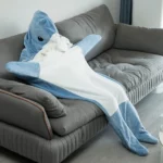 Combinaison Pyjama Requin sur un canapé